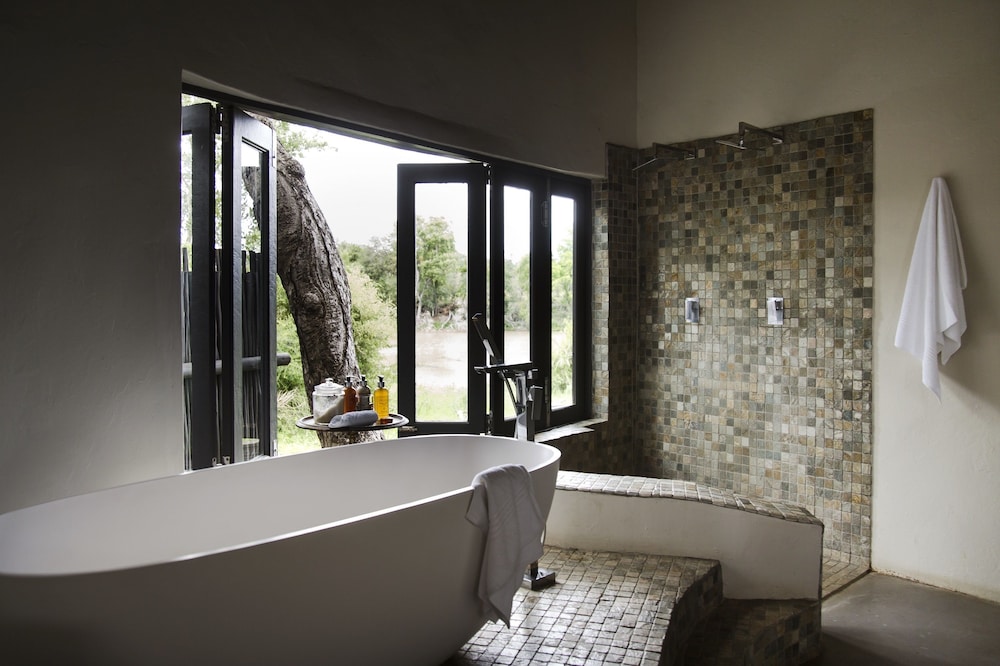 Simbavati River Lodge 50/50