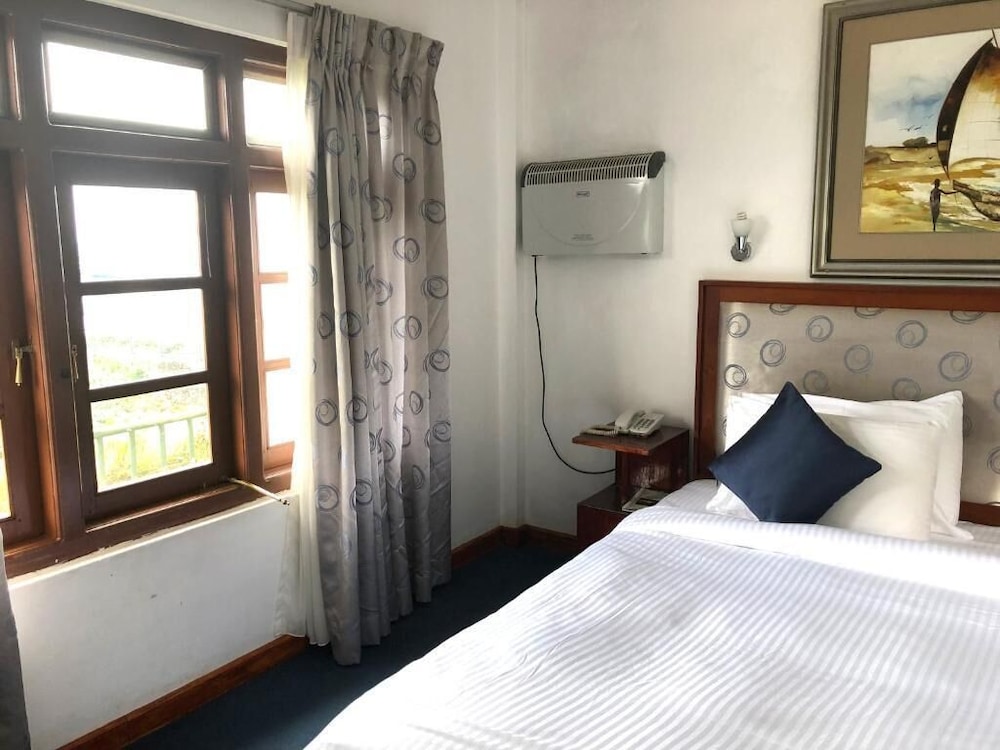 Tea Bush Hotel 12/71