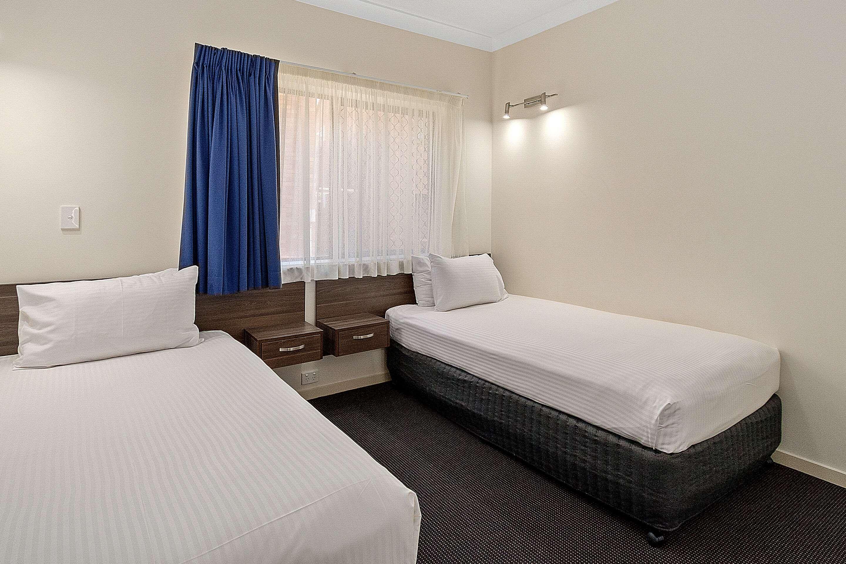 SUITE, QUEEN AND TWIN BEDS