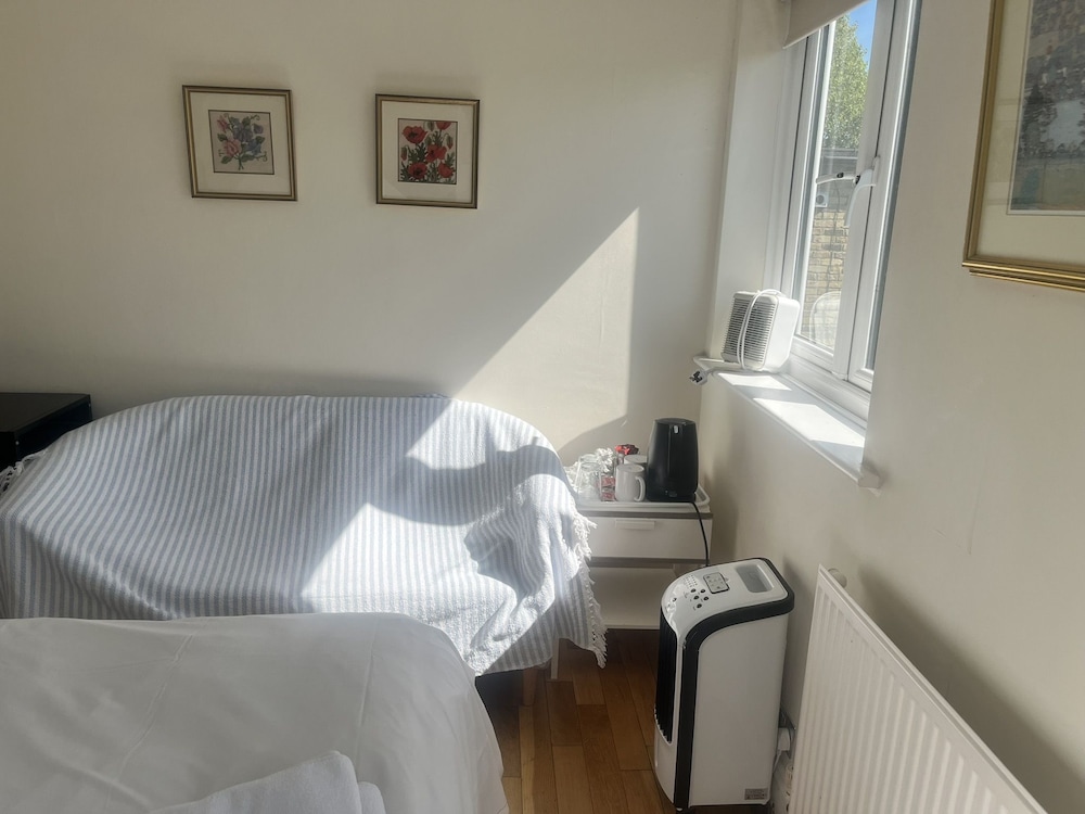 غرفة بسرير مزدوج بإطلالة على الحديقة بحمام خاص، Kew Rooms 2/6