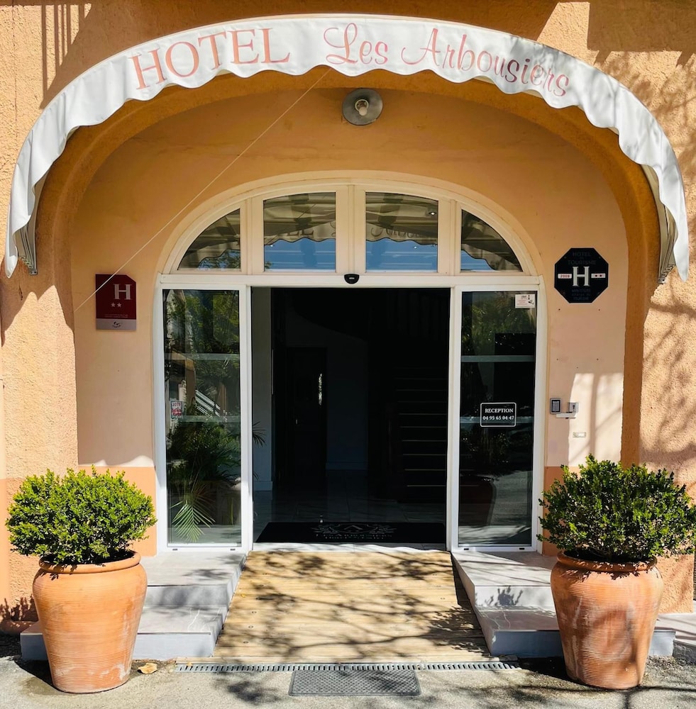 Hôtel Les Arbousiers 3/68