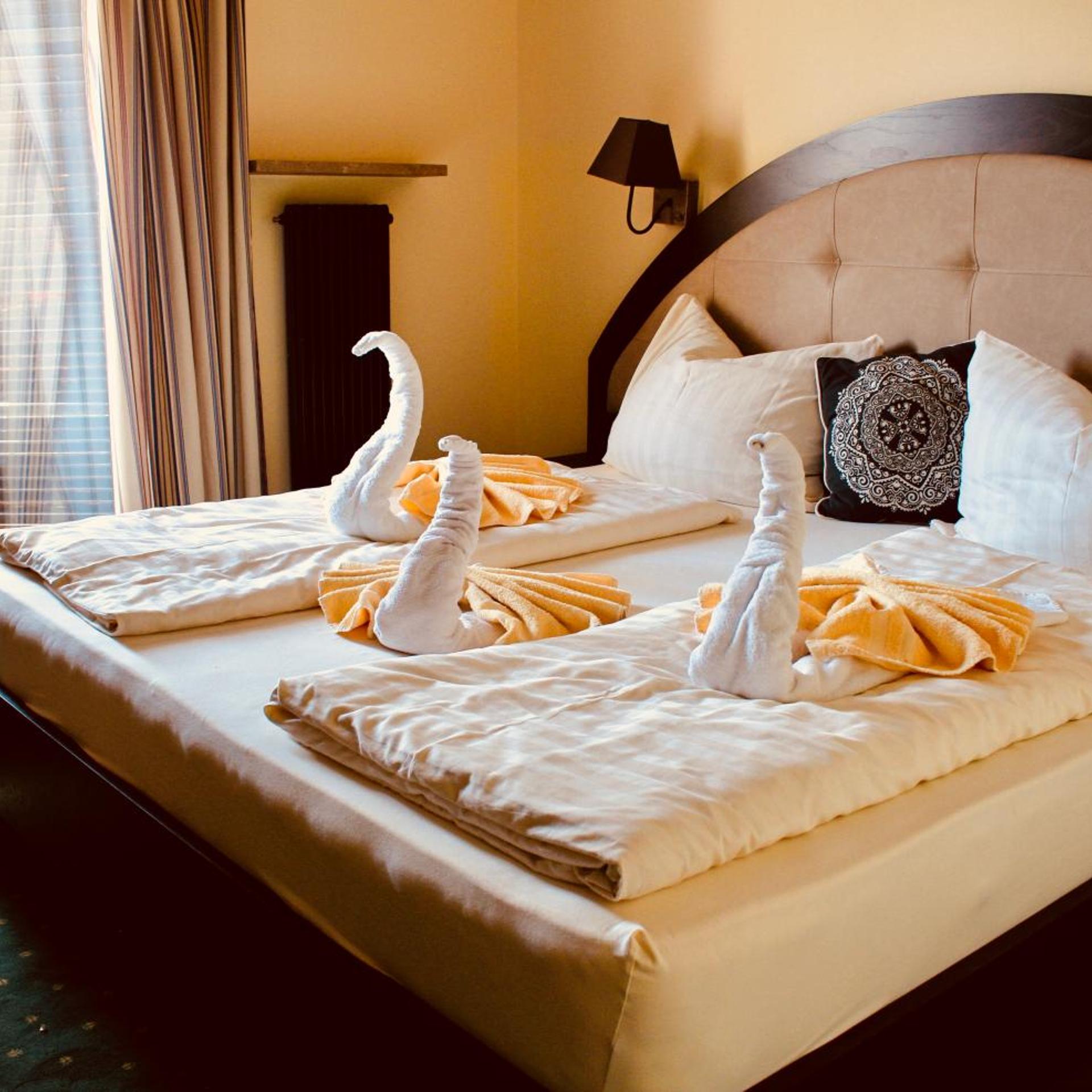 ROOM, DOUBLE BED