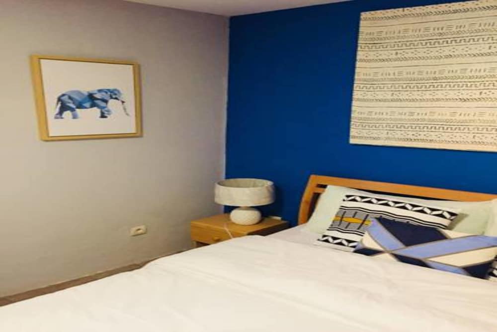 ROOM, QUEEN BED