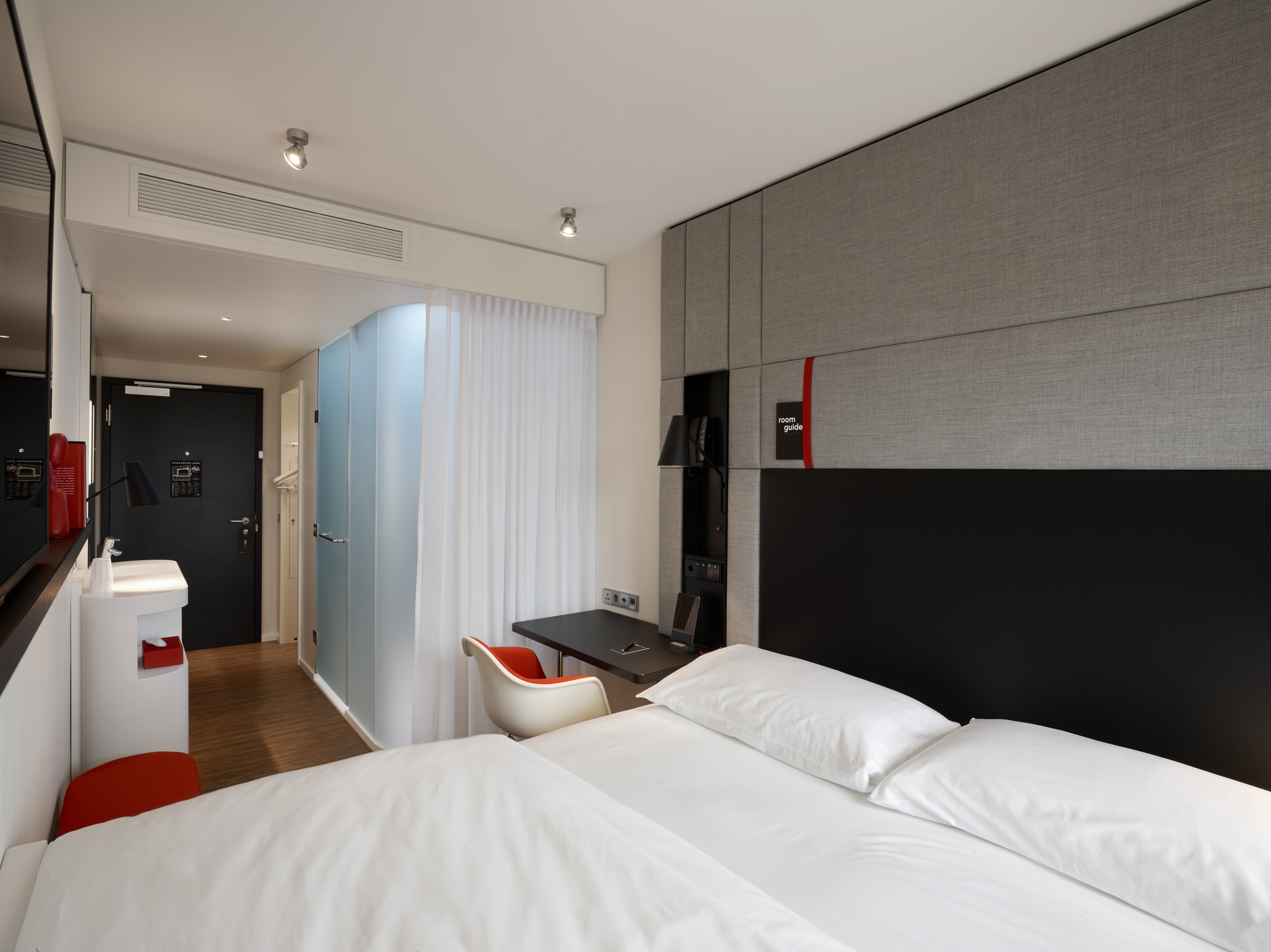 ROOM, KING BED