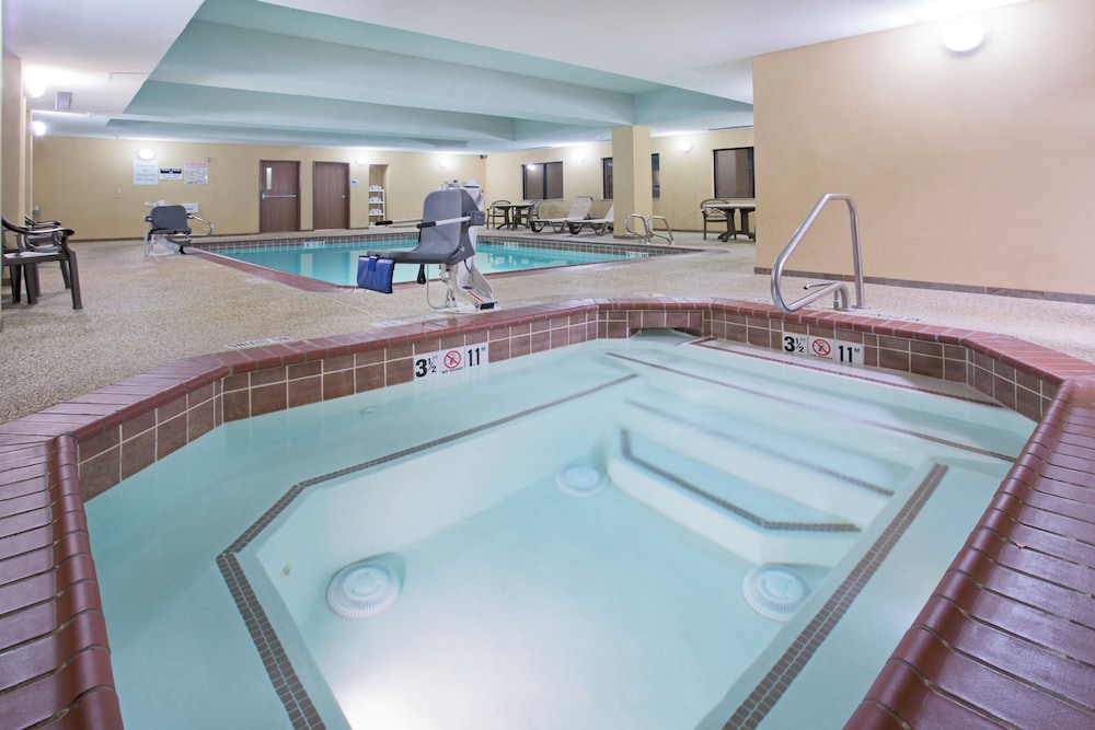 Holiday Inn Express Hotel Suites Las Vegas 36/57