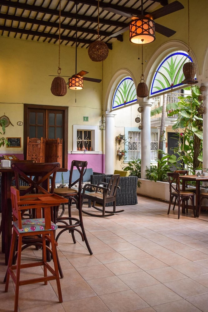 Hotel Santa Ana 62/76