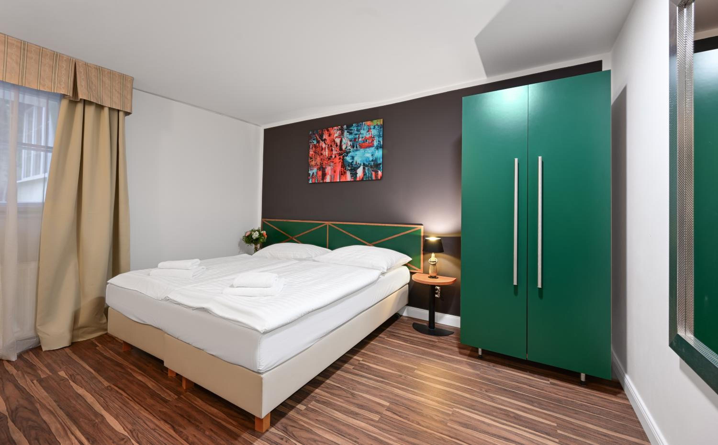 Basement, Queen Bed