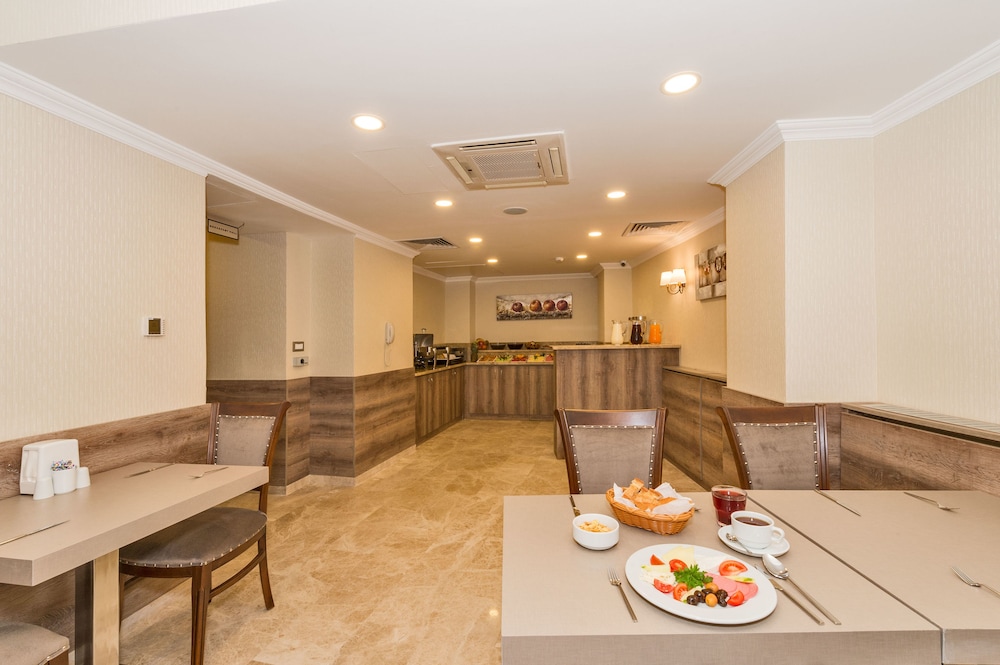 Alphonse Hotel 48/50