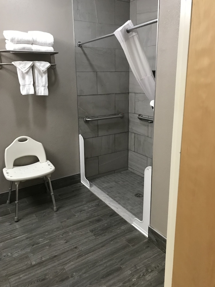 Days Inn & Suites by Wyndham Murfreesboro 9/19
