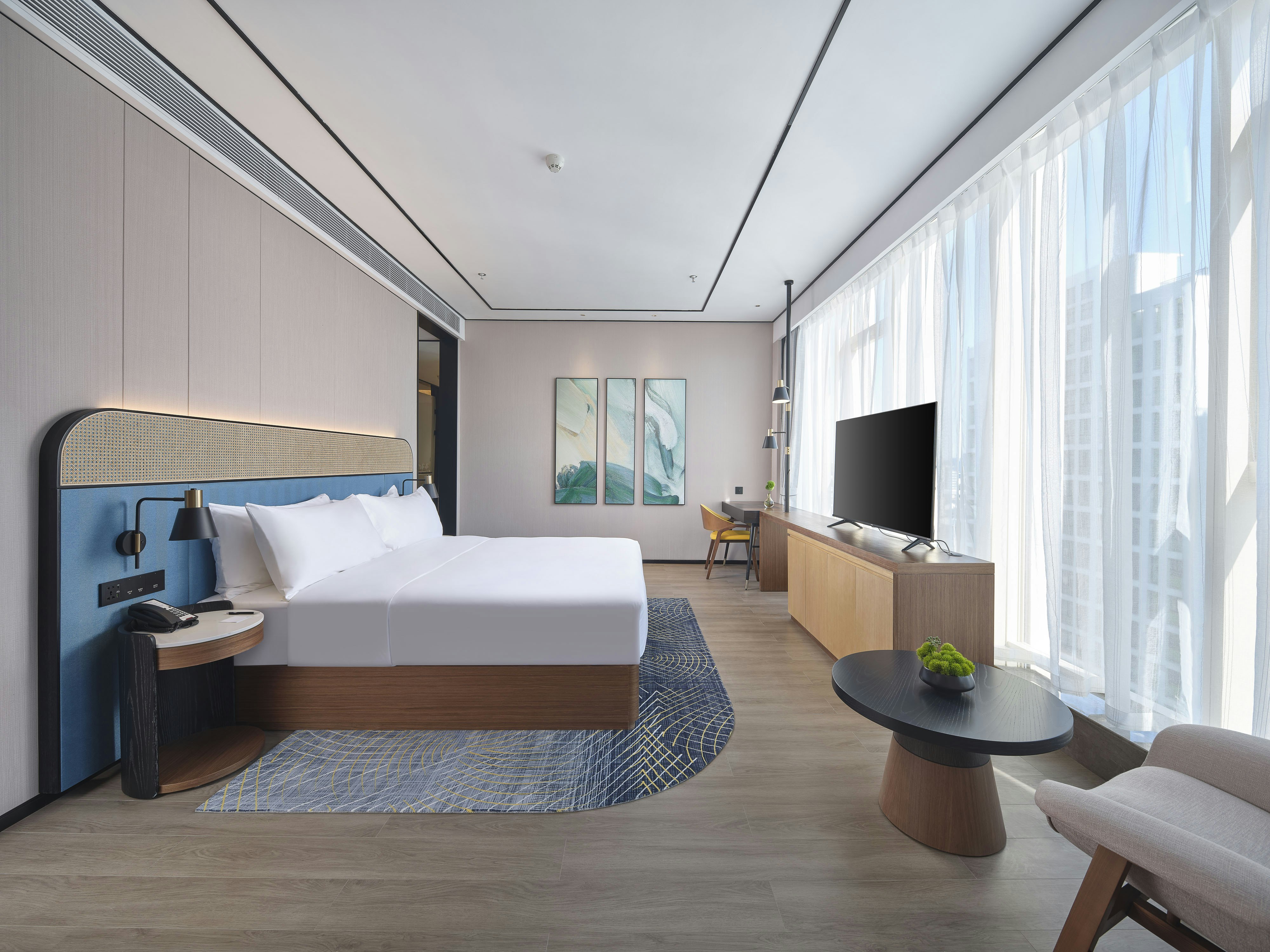DELUXE, KING BED