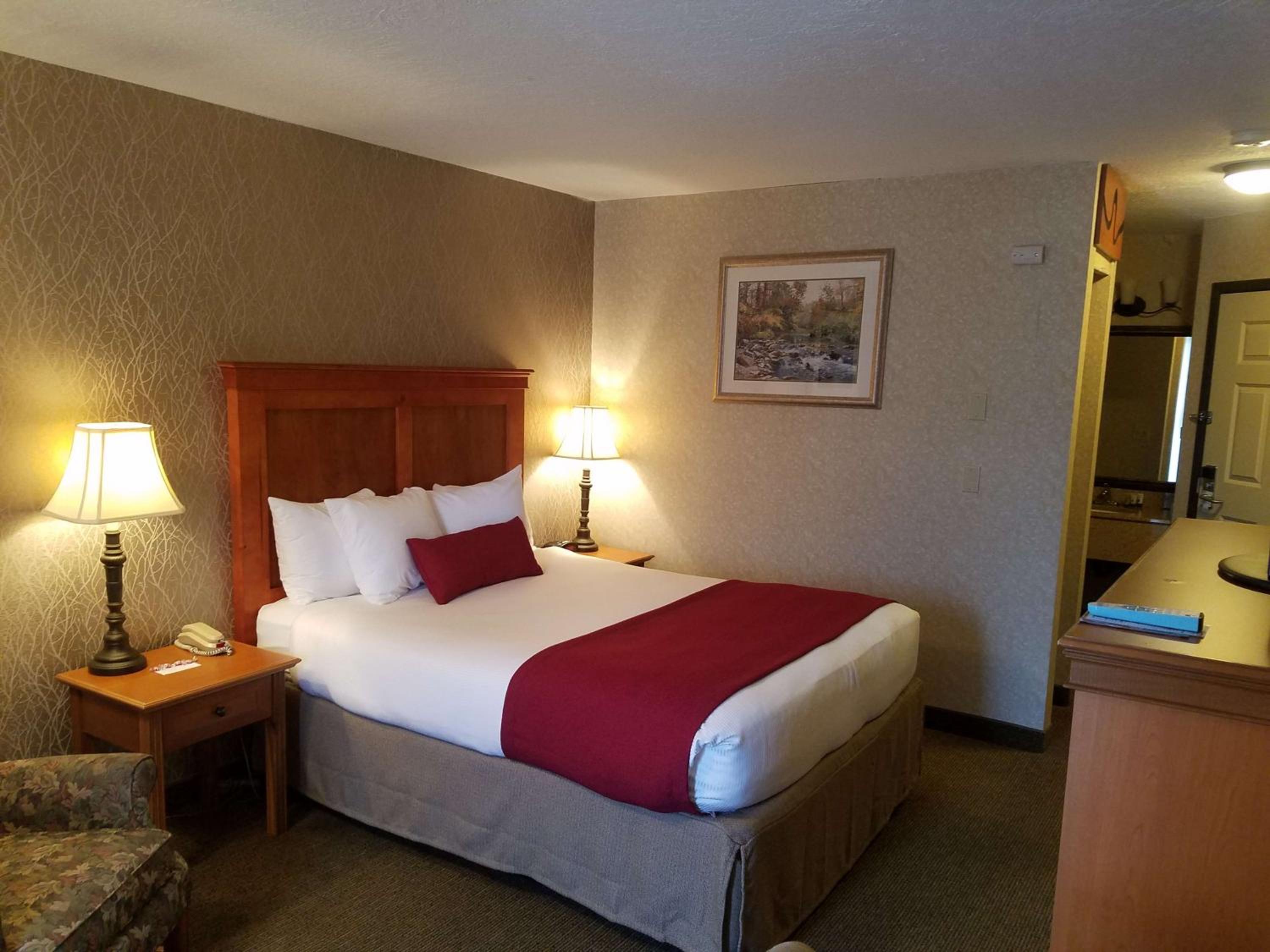 Room, Queen Bed, Partial River View