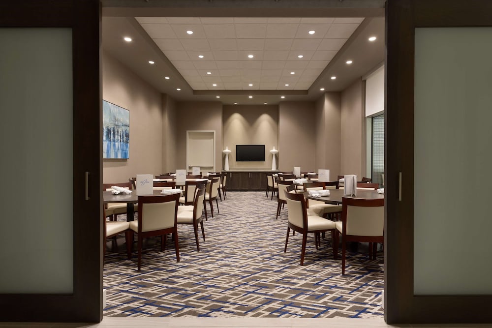 Embassy Suites by Hilton Kansas City Olathe 51/54