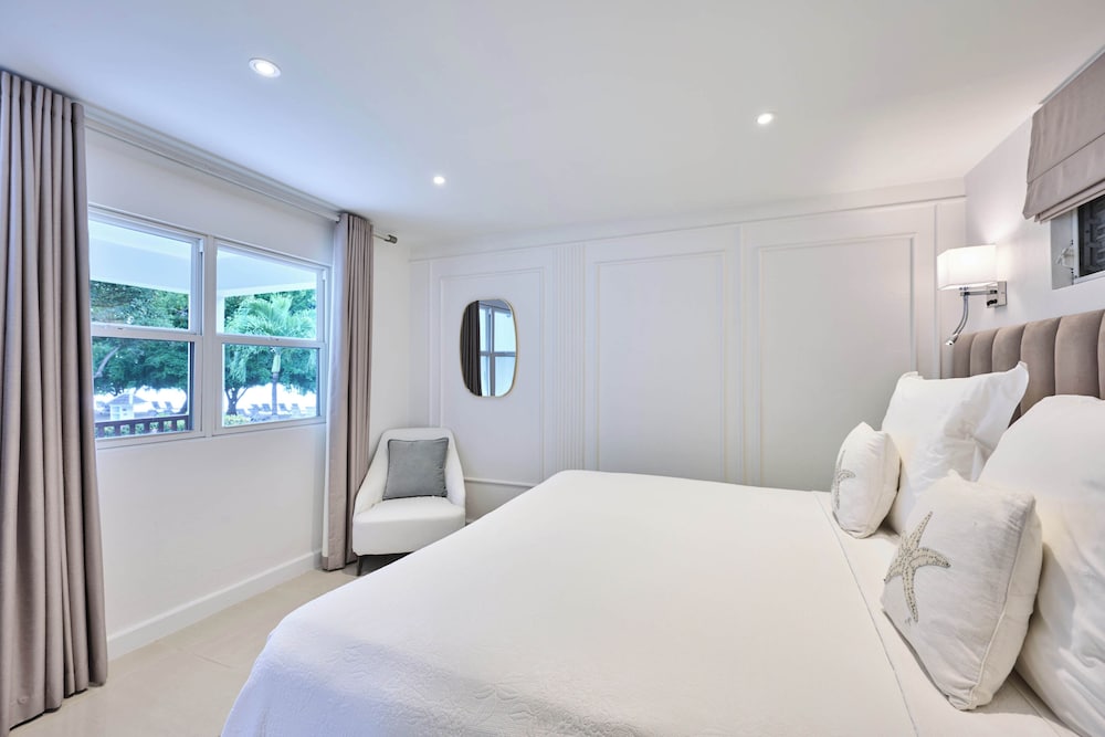 Suite, King Bed, West Side