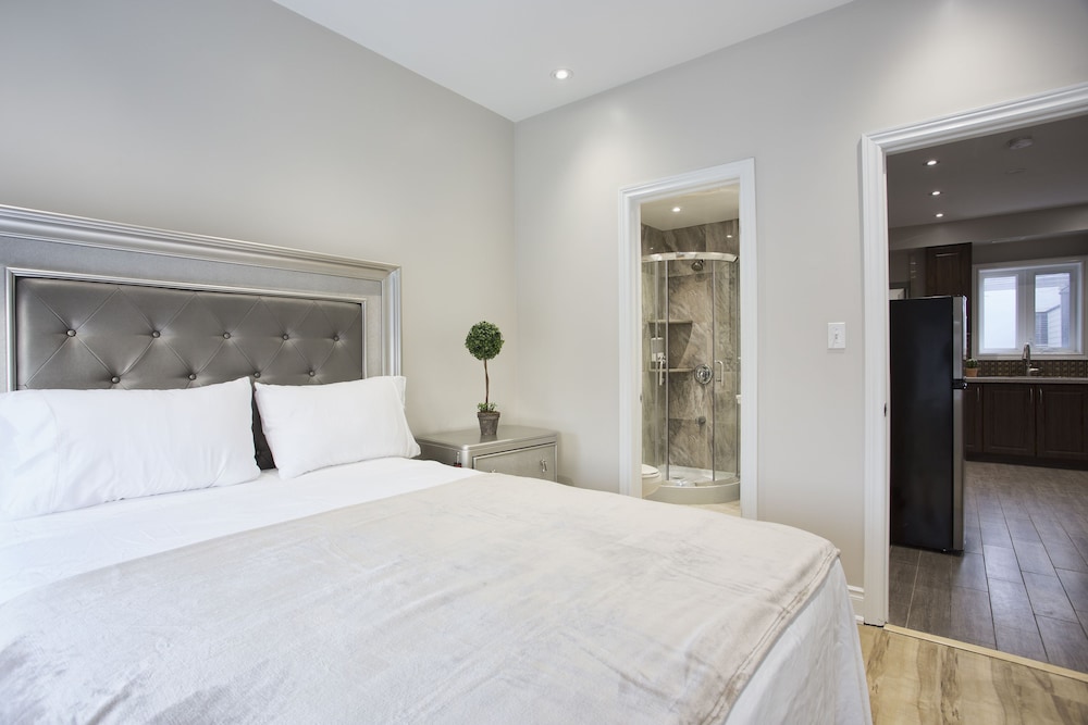 Toronto Rooms And Suites 7/49