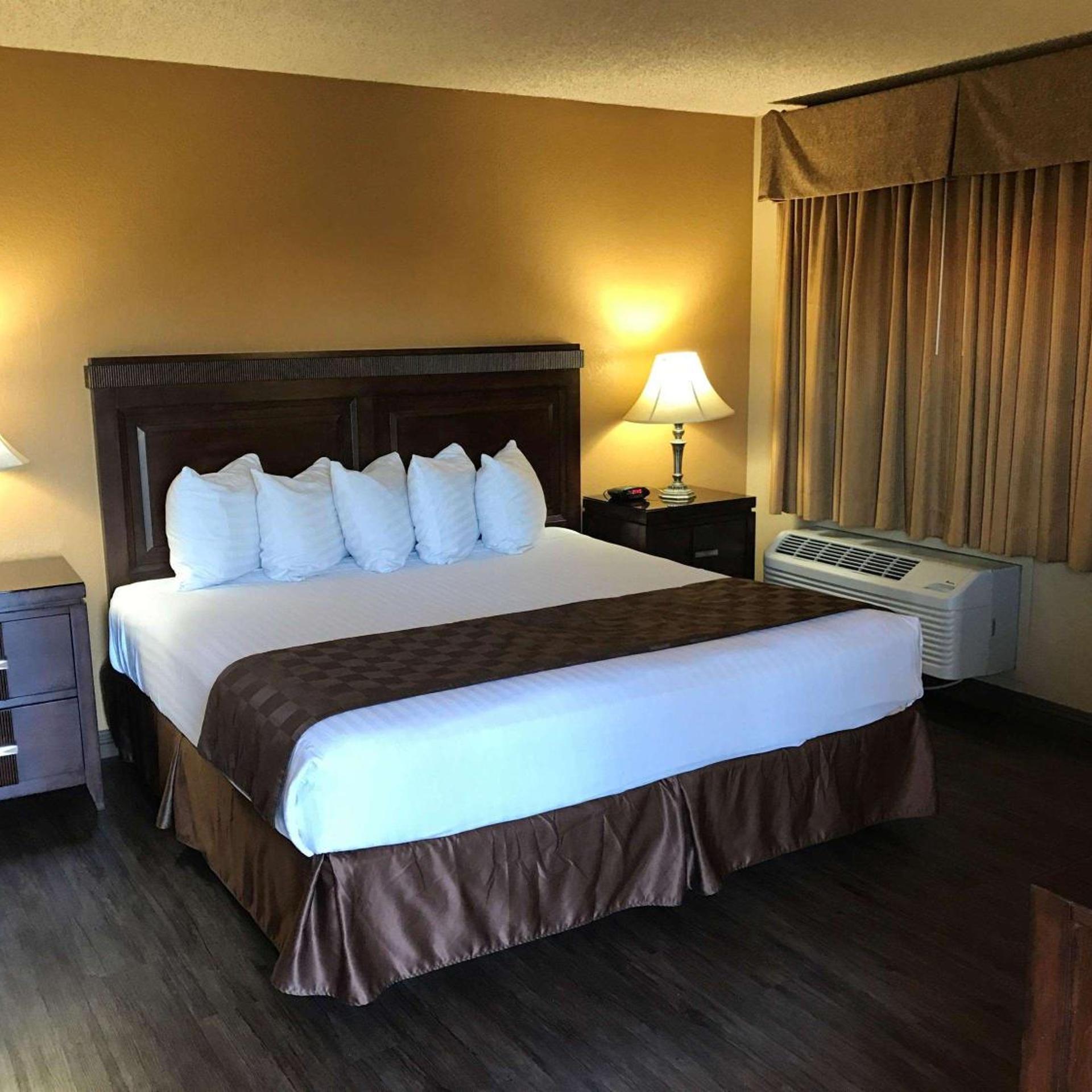 غرفة بسرير كينج للمدخنين، Empire Inn 4/10
