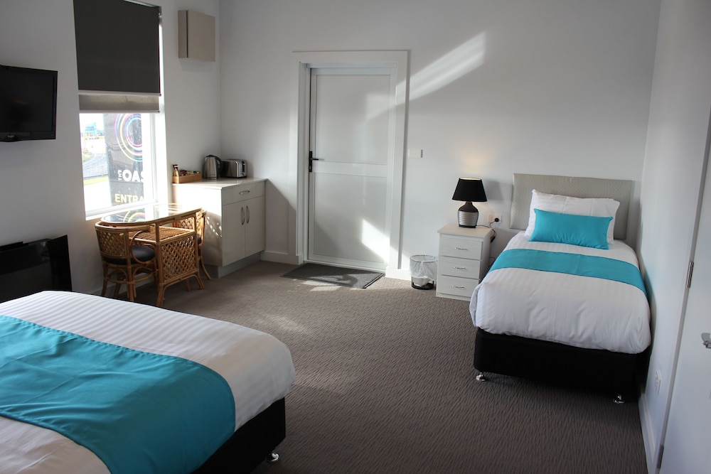 Beach Hotel 12/58