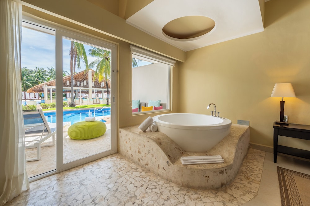 Pool, Walkout, Junior Suite