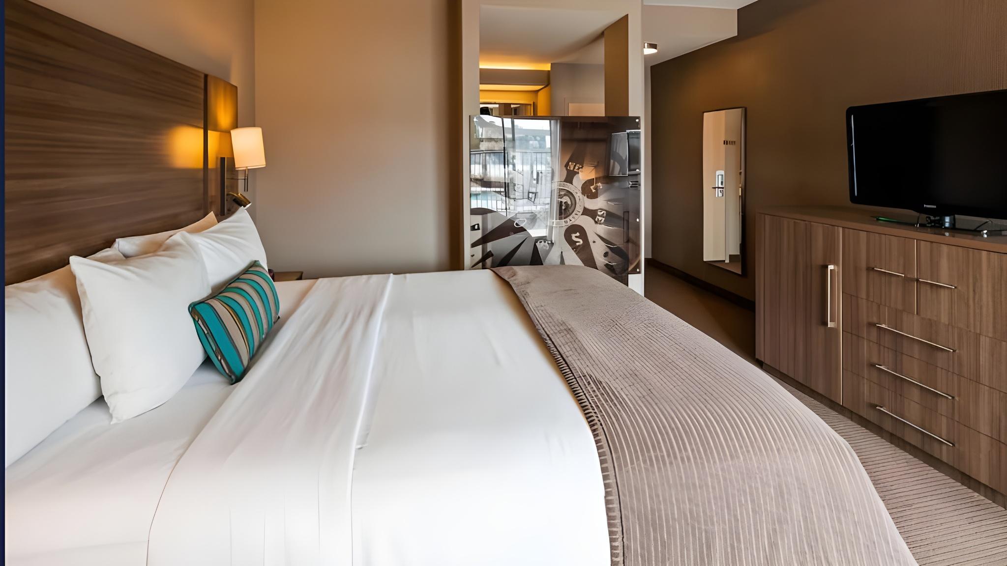 Single, King Bed, Water View