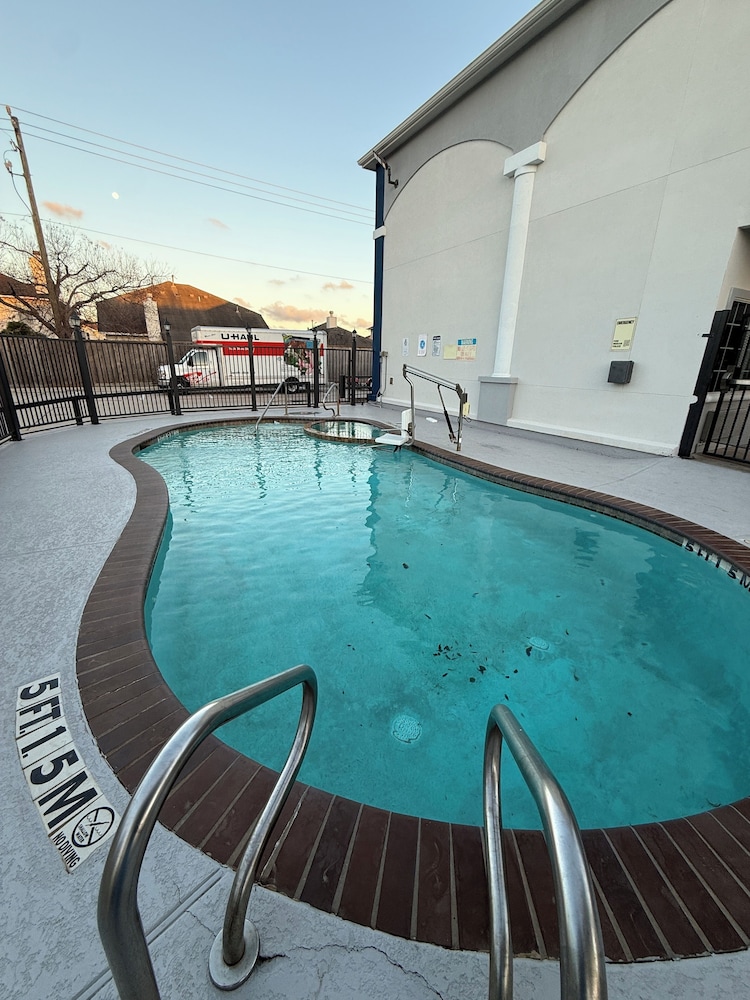 Regency Inn & Suites Baytown 32/62