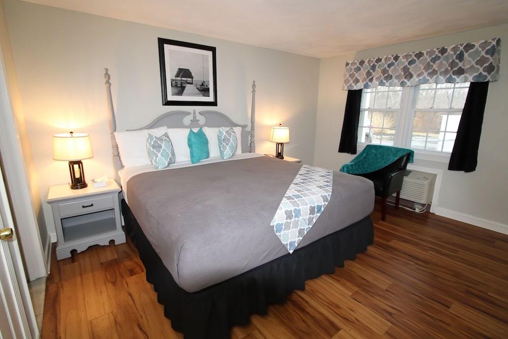 Colonial Inn Seekonk 23/58