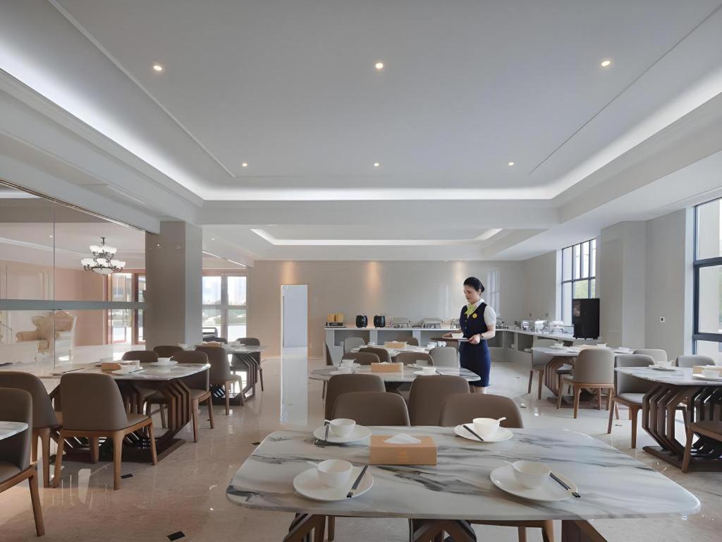 Vienna Hotel (Tongxiang Puyuan) 42/54