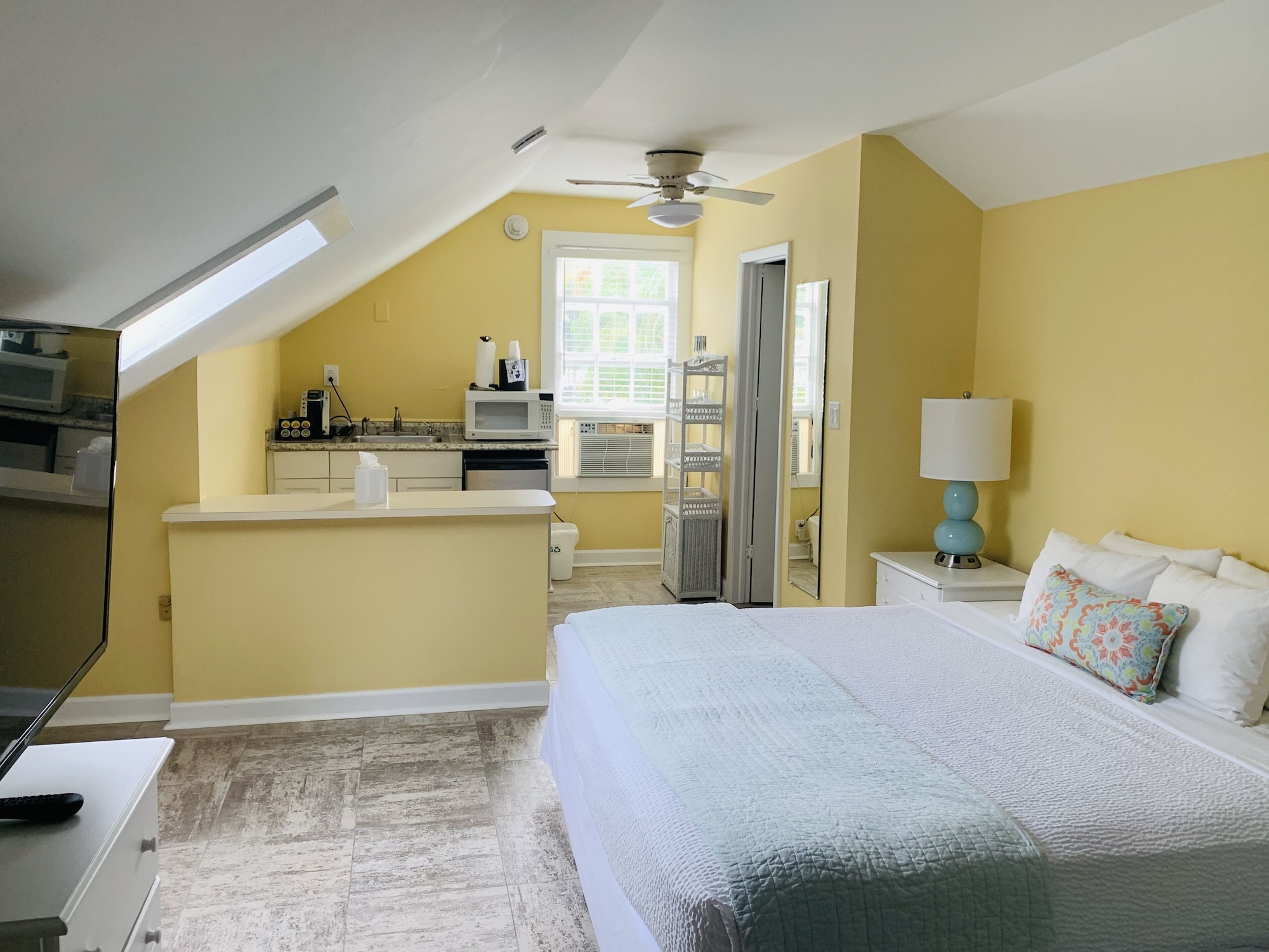 SUITE, KING BED