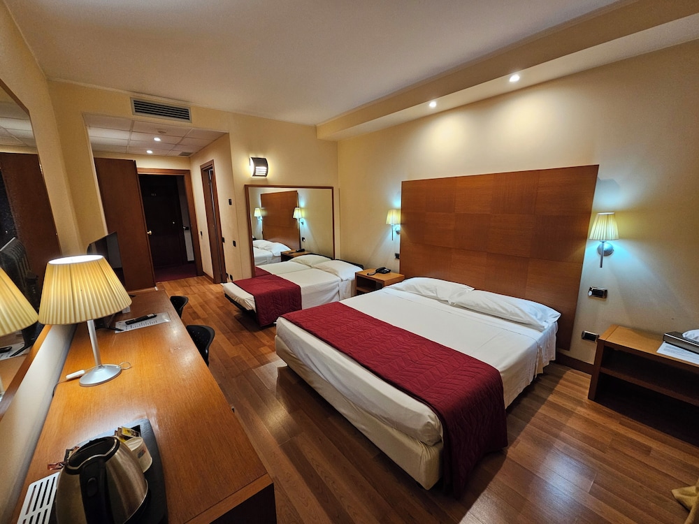 Luna Hotel Motel Airport 24/44