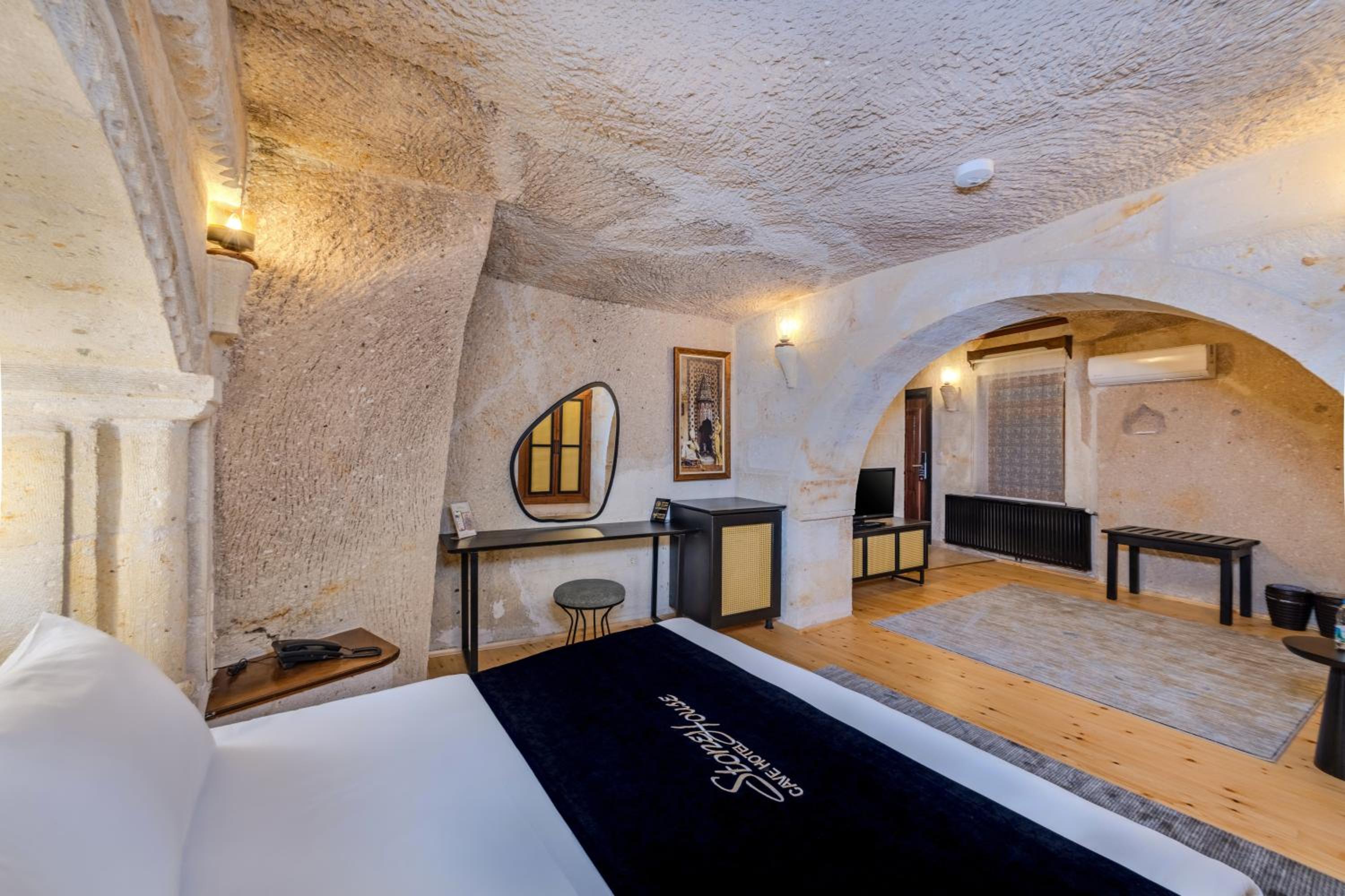 Cave, King Bed