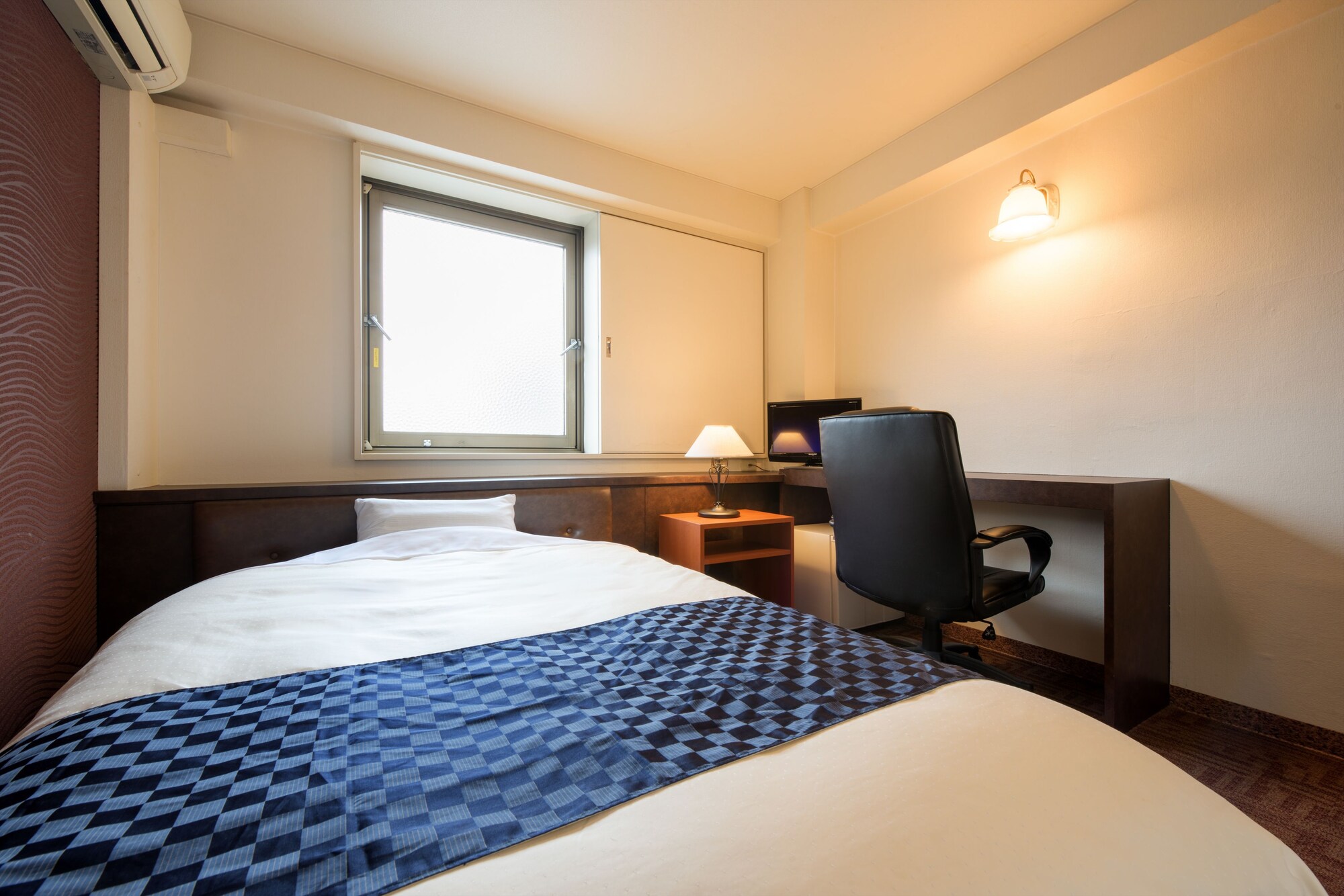 ECONOMY, DOUBLE BED, SMOKING