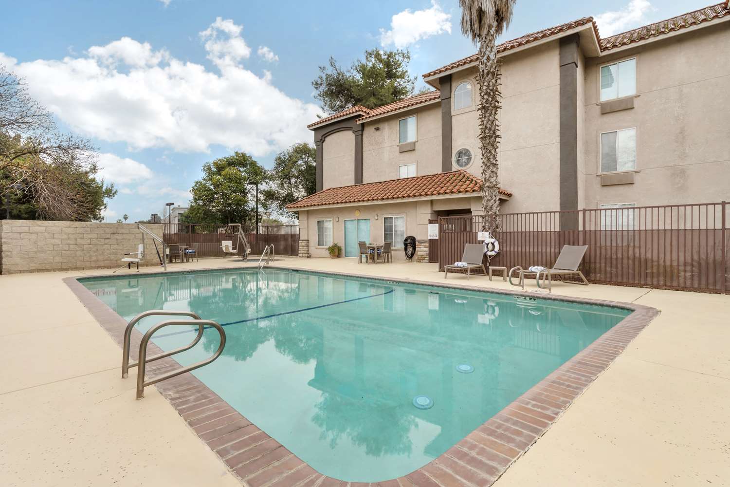 Best Western Visalia Hotel 53/55