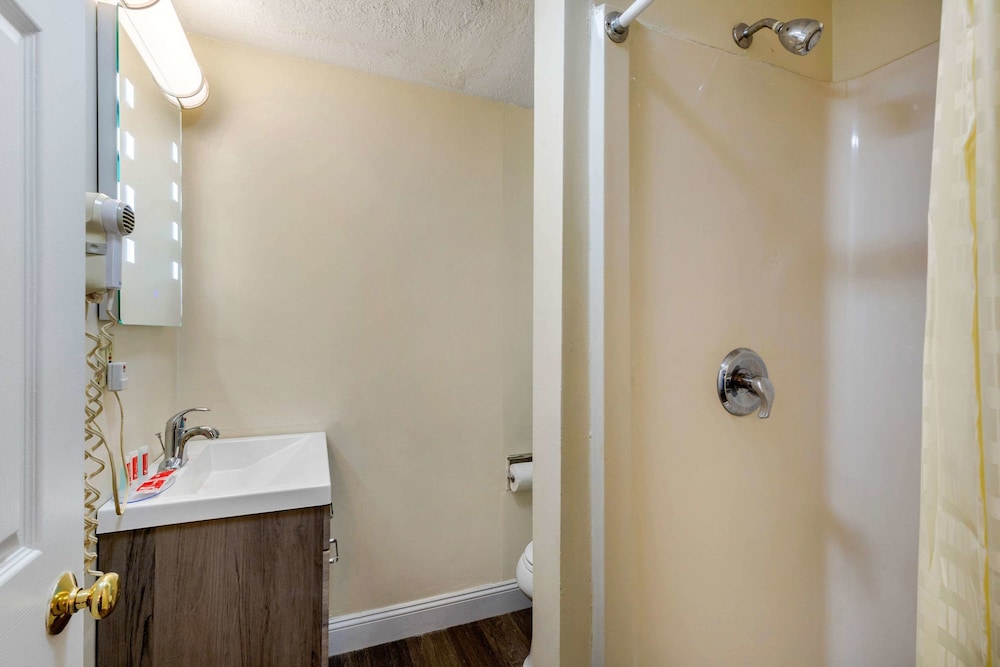 Econo Lodge West Yarmouth on Cape Cod 14/38