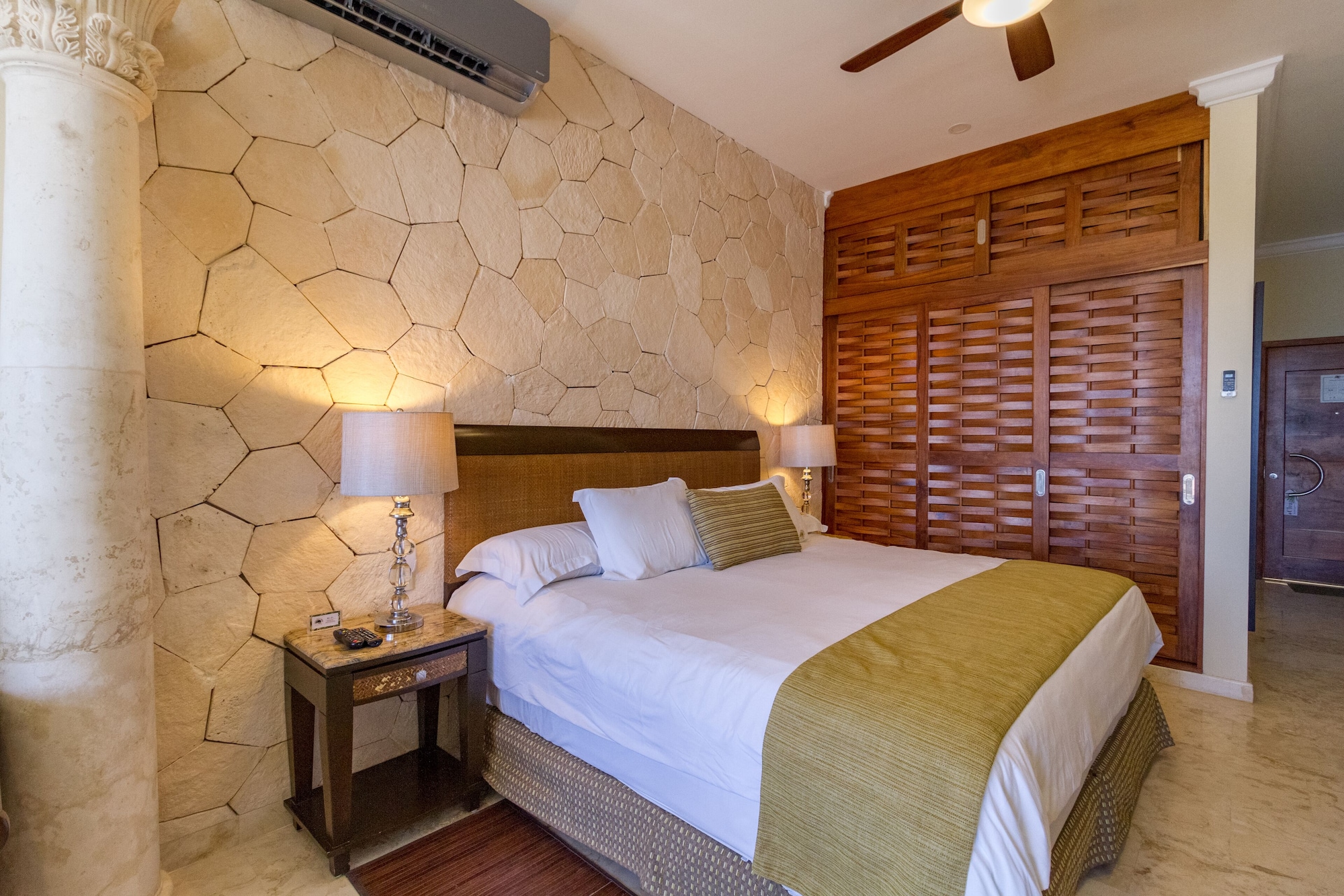 DELUXE, SUITE, KING BED, OCEAN FRONT, SOFA, TERRACE
