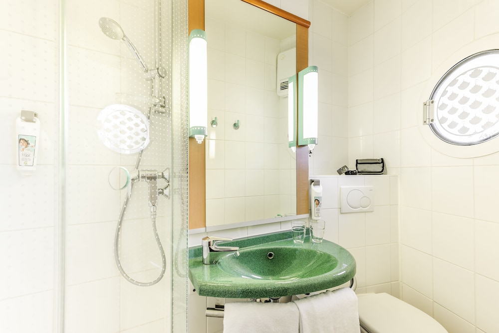 Ibis Dusseldorf Hauptbahnhof 24/67