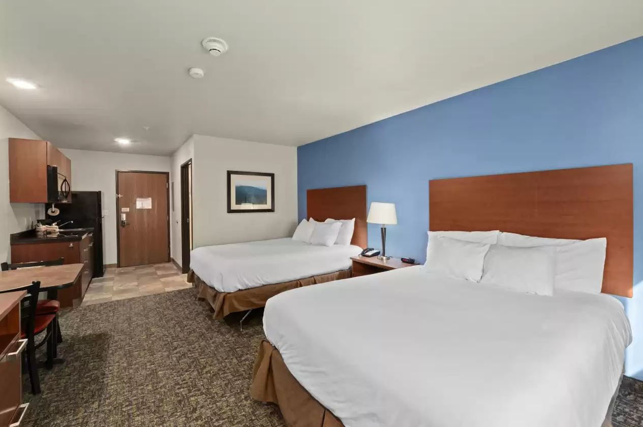 غرفة بسريرين كوين بمطبخ، MainStay Suites Spokane Valley, WA 3/6