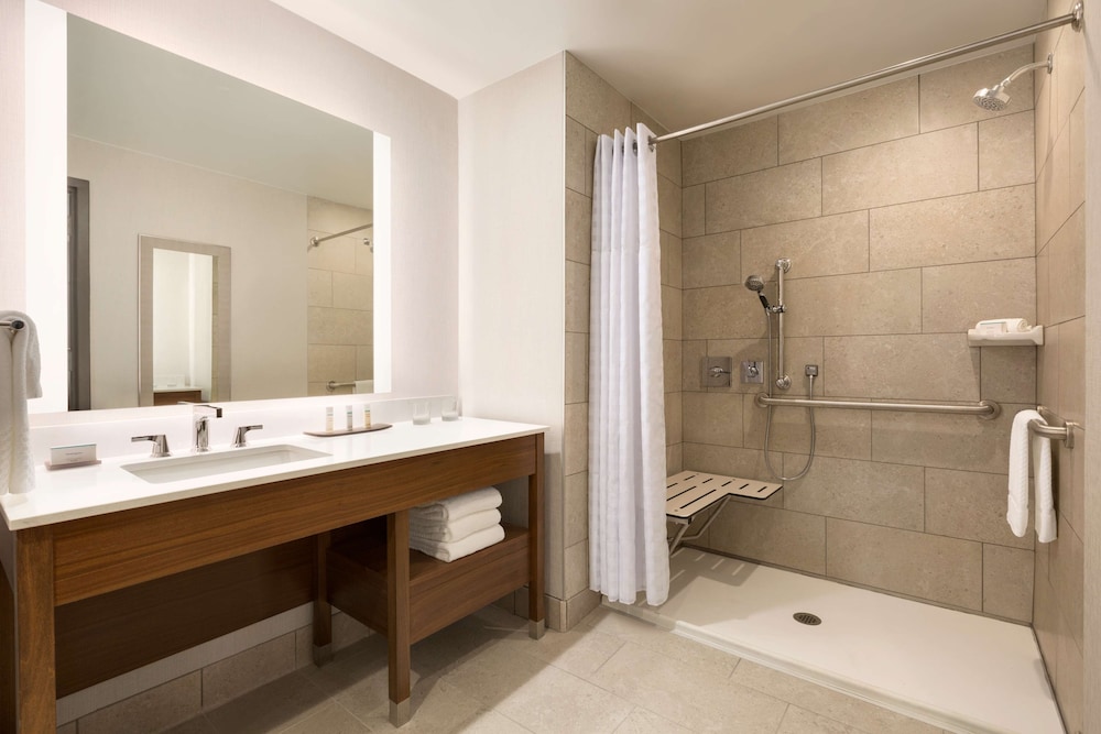 جناح بسرير كينج مع أريكة لذوي الإعاقة، Embassy Suites By Hilton Denton Convention Center 3/3