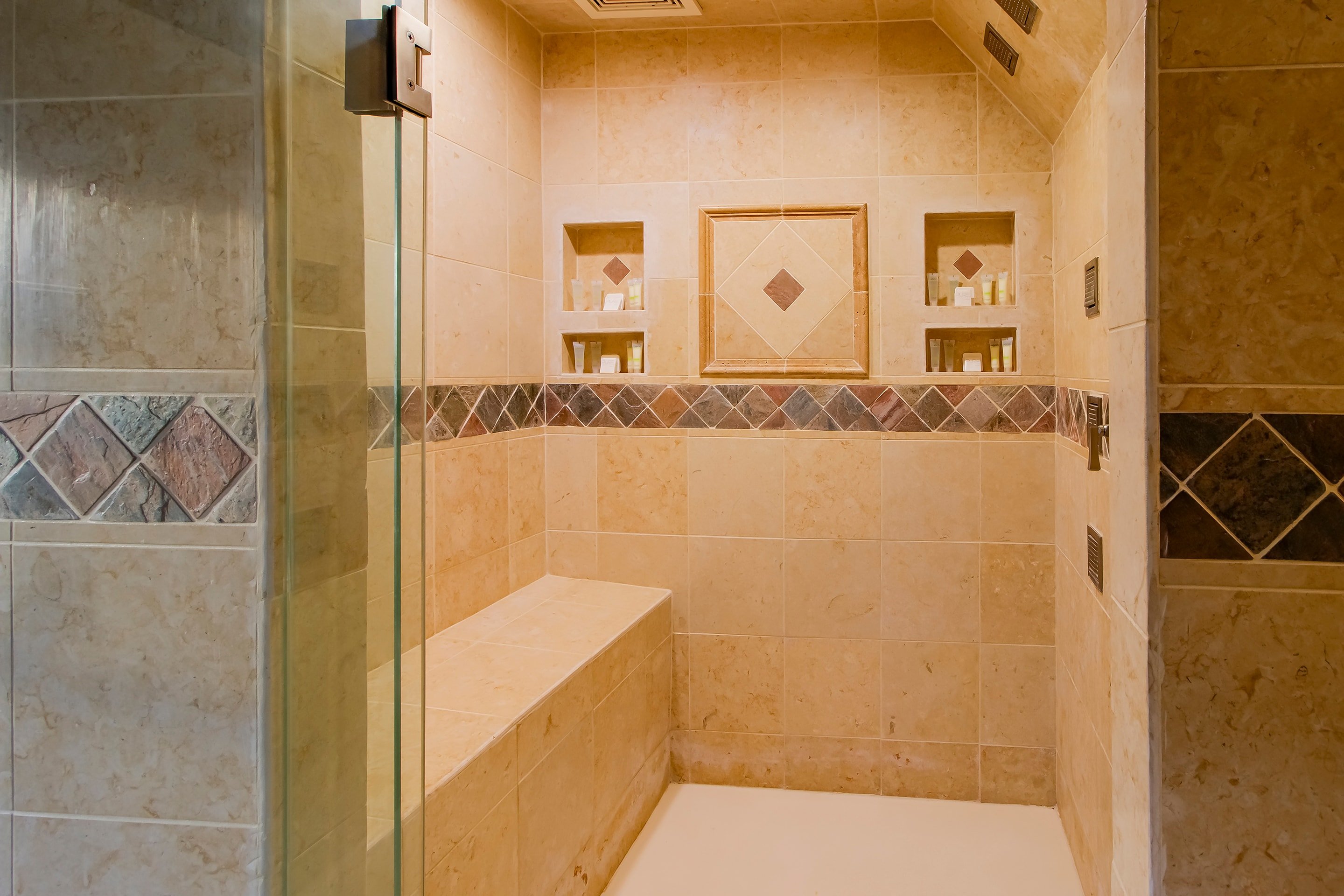 OYO Pinewood Inn & Suites Silsbee 20/20