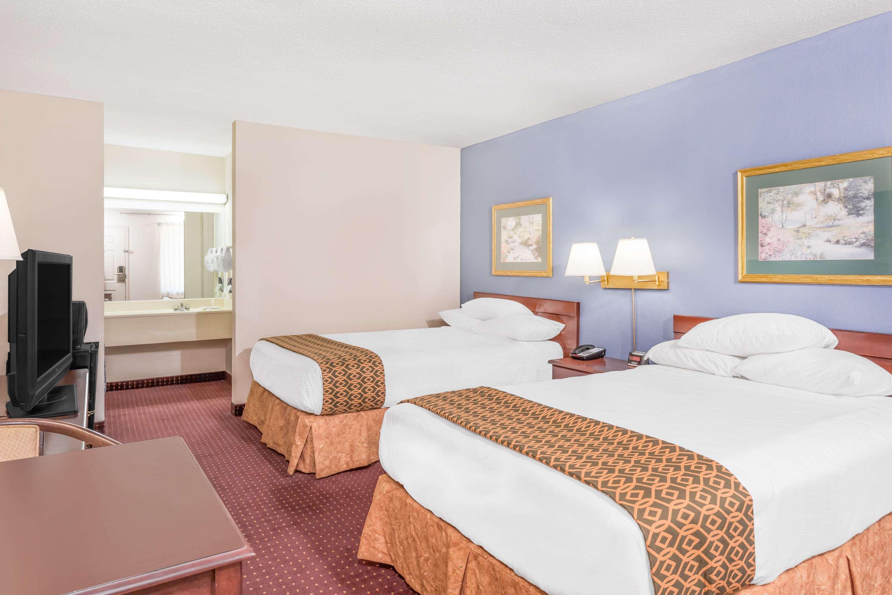 Days Inn by Wyndham Lavonia 4/15