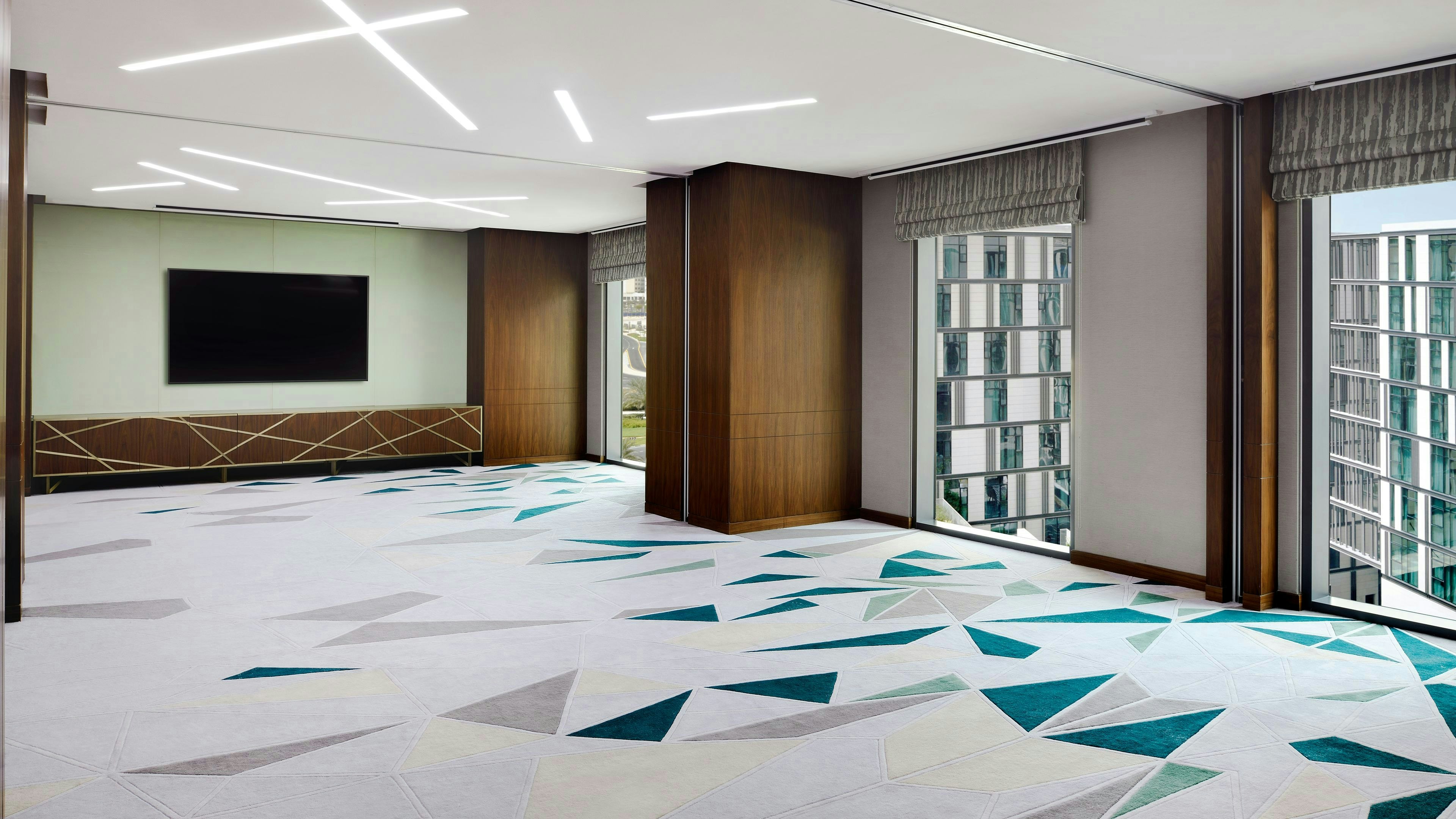 Holiday Inn Dubai Al Maktoum Airport 73/82