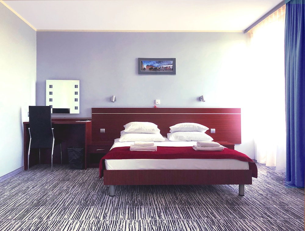 ROOM, DOUBLE BED
