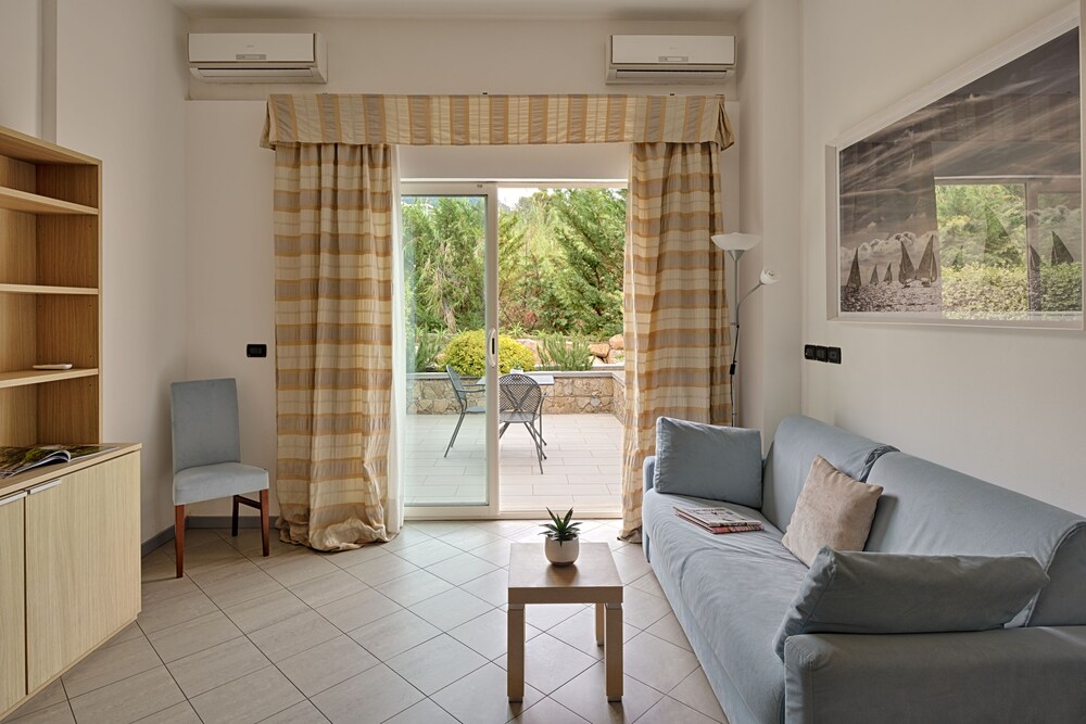 Aregai Marina Hotel Residence 35/67