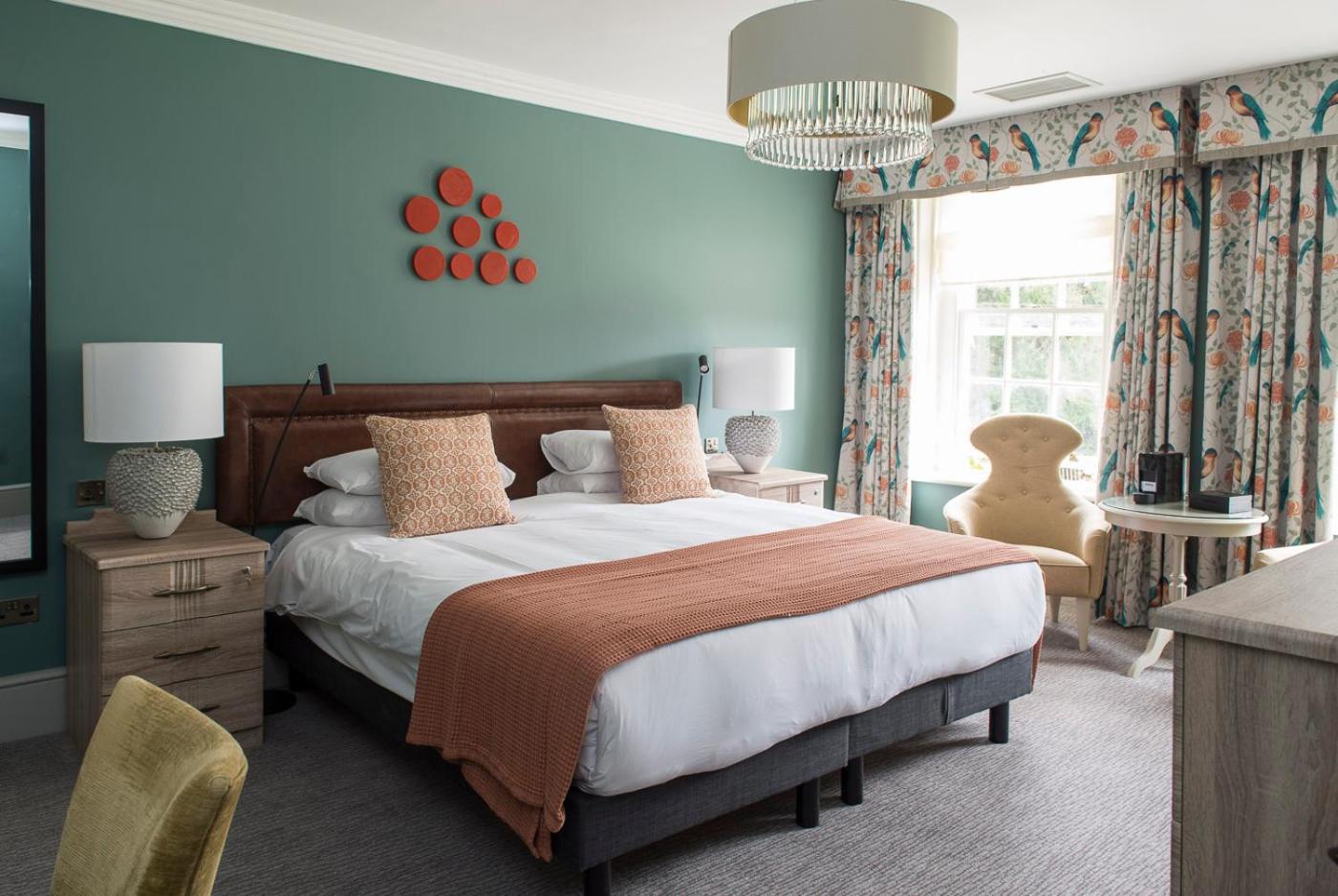Vintage, Queen Bed, Garden View