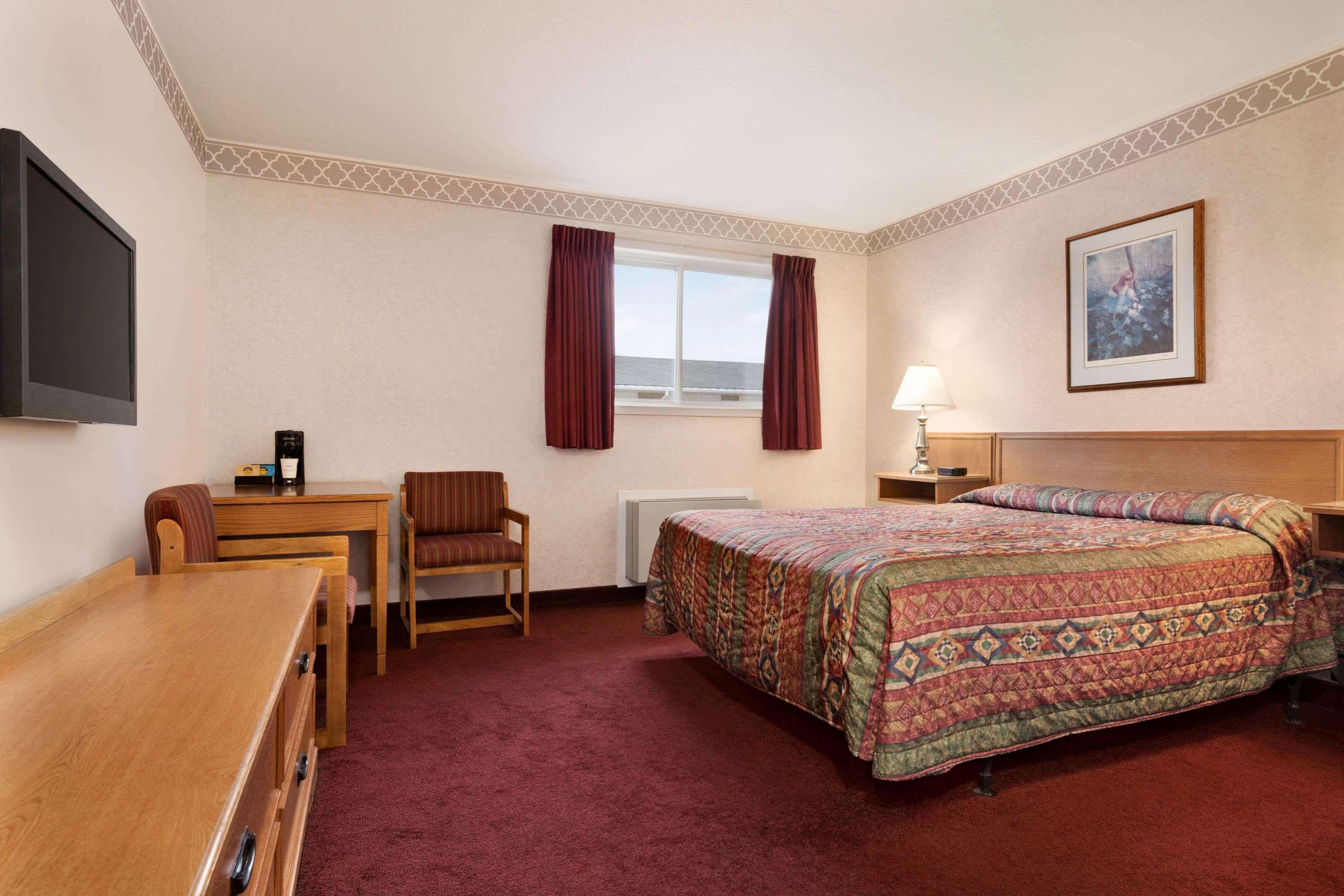 Room, Queen Bed, Exterior Entrance