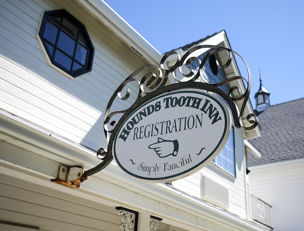 Hounds Tooth Inn 2/50