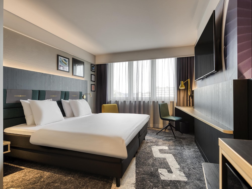PRIVILEGE, KING BED