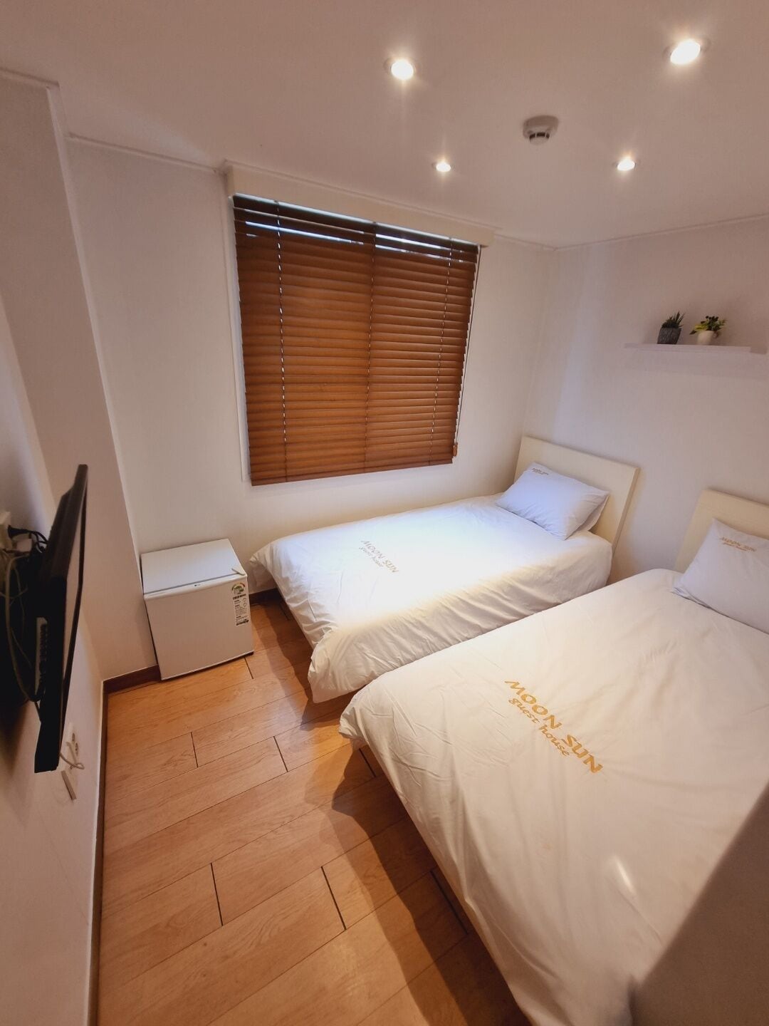 ROOM, TWIN BEDS