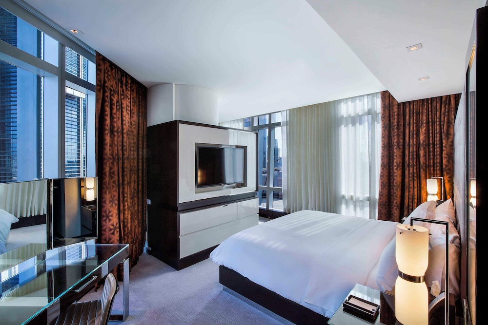 DELUXE, SUITE, SKYLINE VIEW
