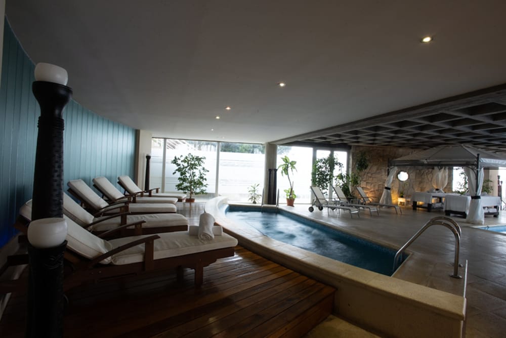 Cacique Inacayal Lake & Spa Hotel 25/50