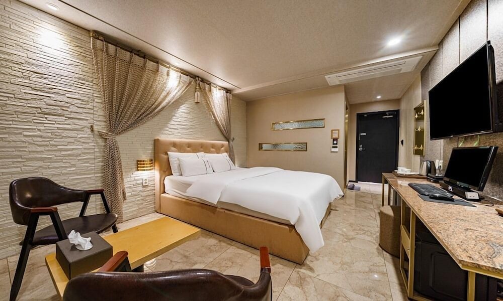 Urban Hotel Golf Shillim 9/68