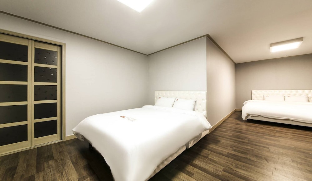Orange Hotel 12/22
