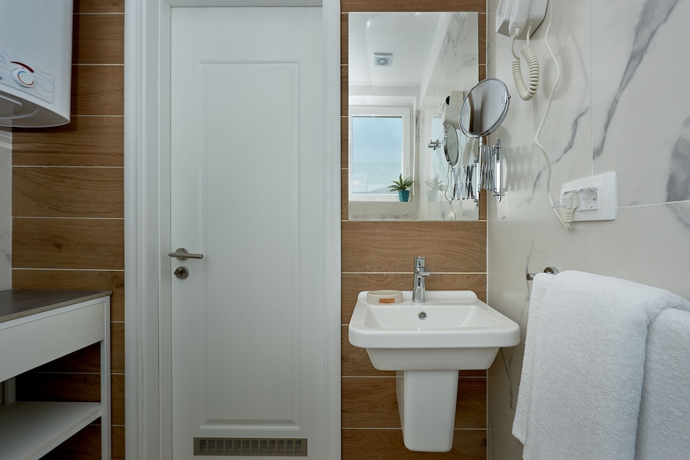 Hotel Larimar 47/50